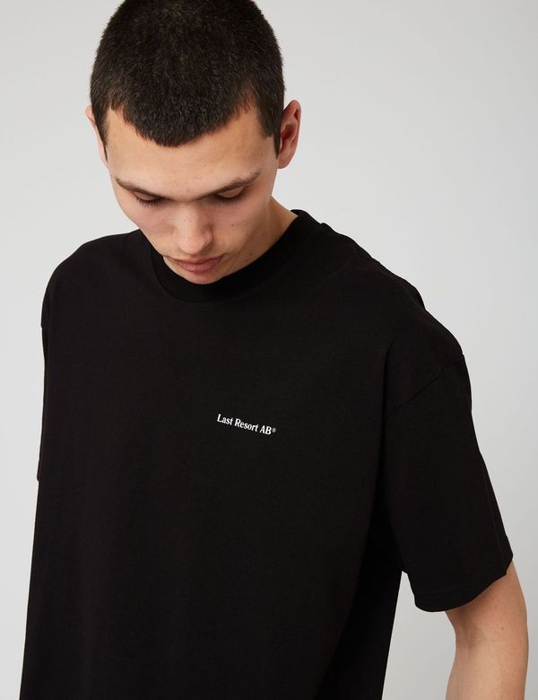 ラストリゾートABスタチューTシャツ-ブラックURBAN EXCESS。