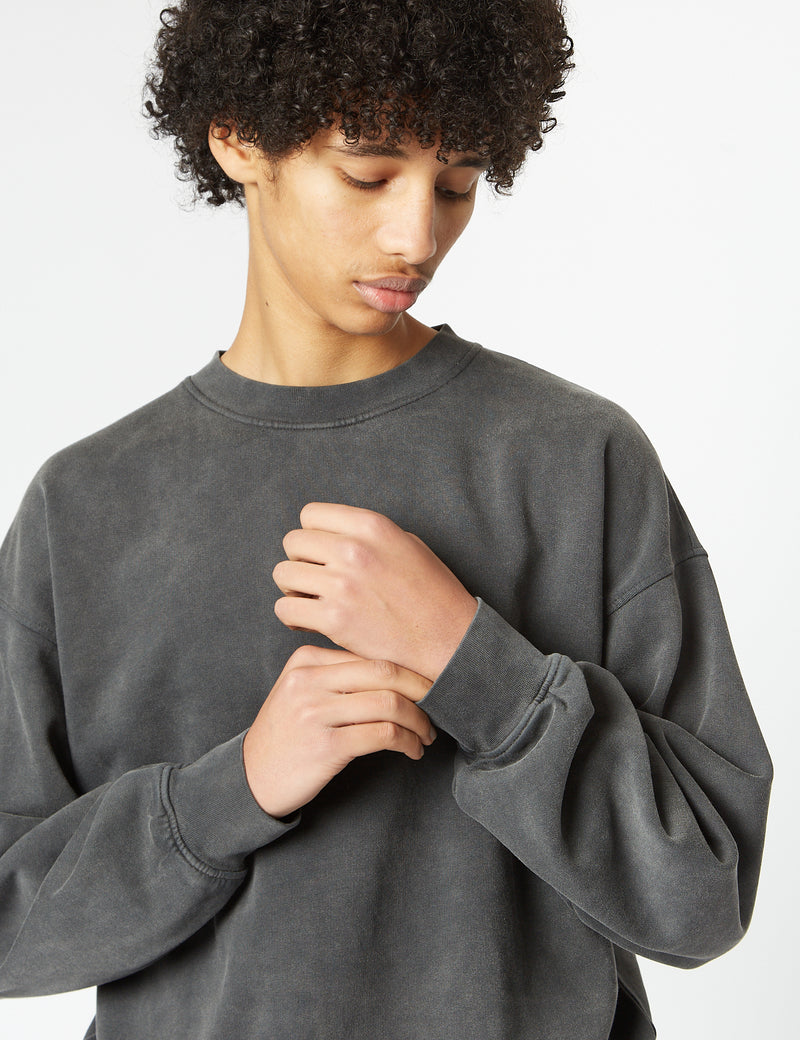 Buntes, übergroßes Standard-Sweatshirt mit Rundhalsausschnitt aus Bio-Baumwolle - verblasstes Schwarz