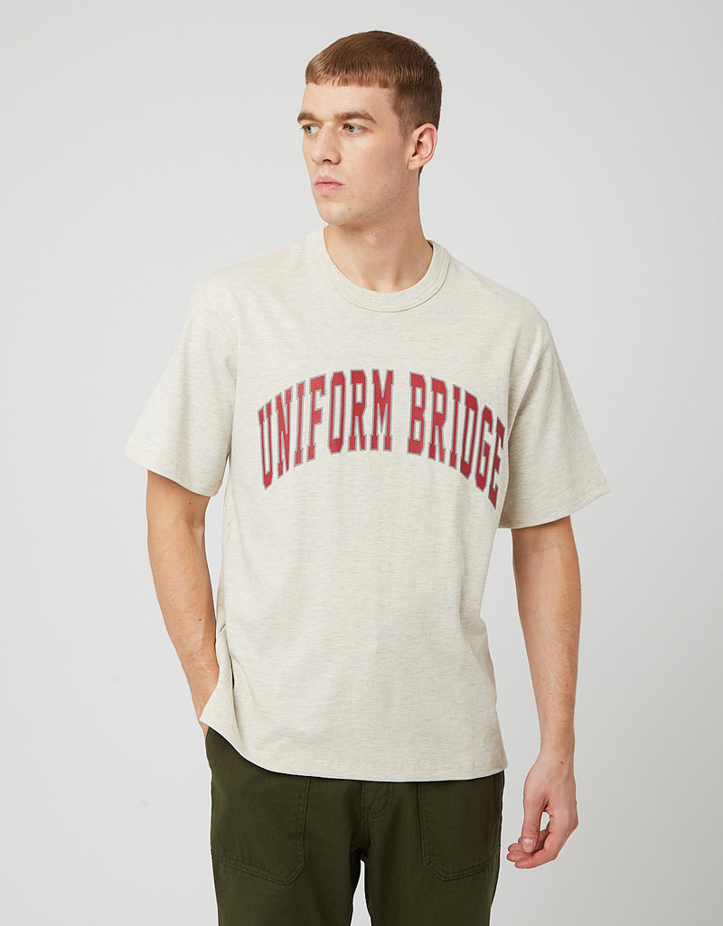 ユニフォームブリッジアーチロゴTシャツ-オートミールグレー