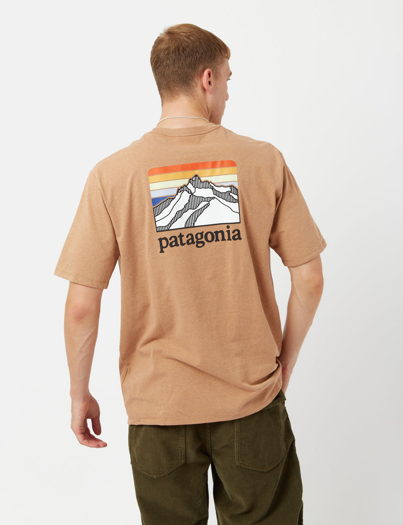 Patagoniaラインロゴリッジポケットレスポンシビリ-Tシャツ-ダークキャメル