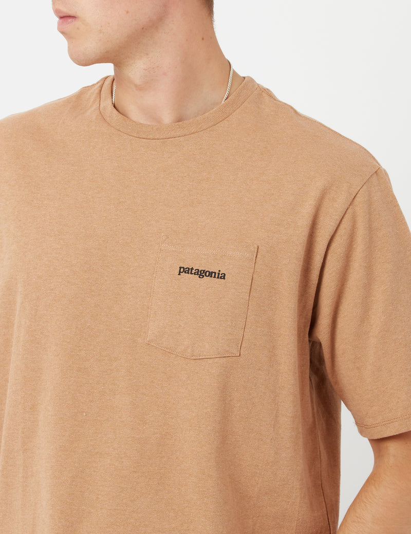 Patagoniaラインロゴリッジポケットレスポンシビリ-Tシャツ-ダークキャメル