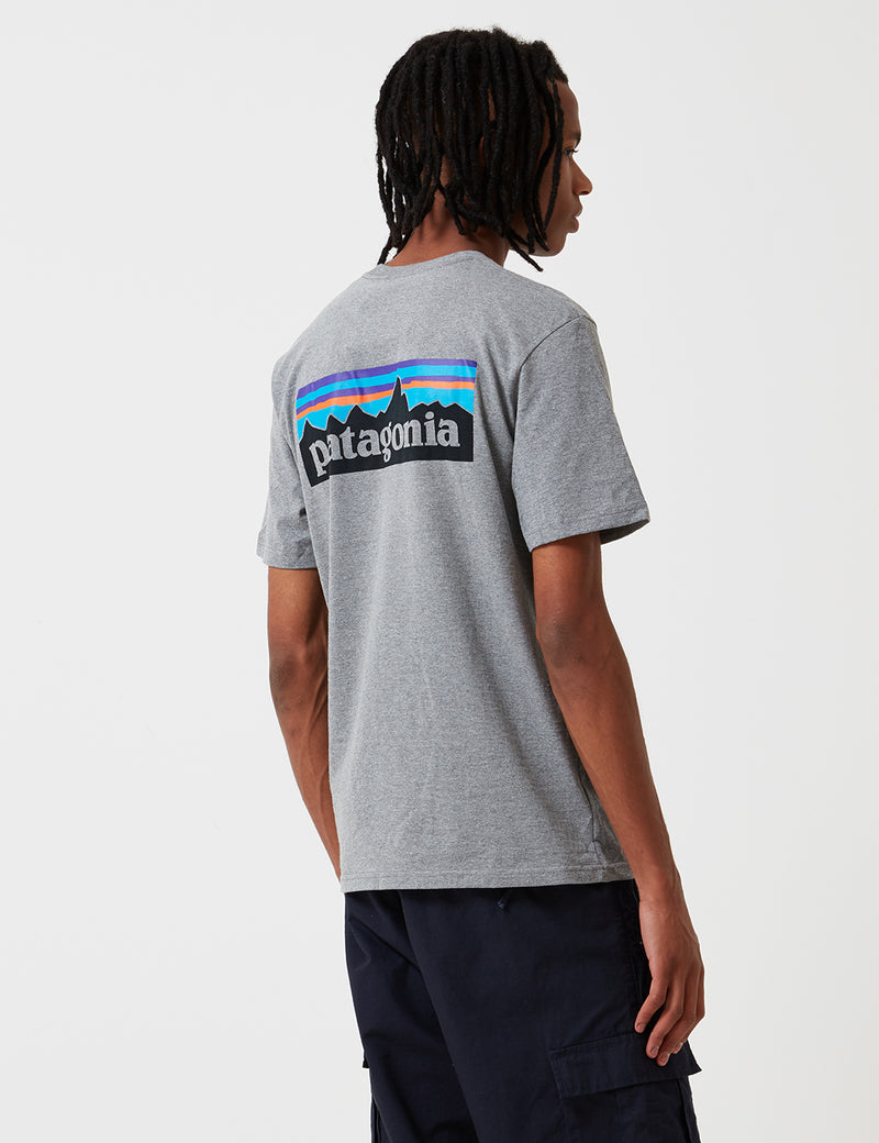 T-Shirt à Poche Logo Patagonia P-6 - Gravel Heather Grey