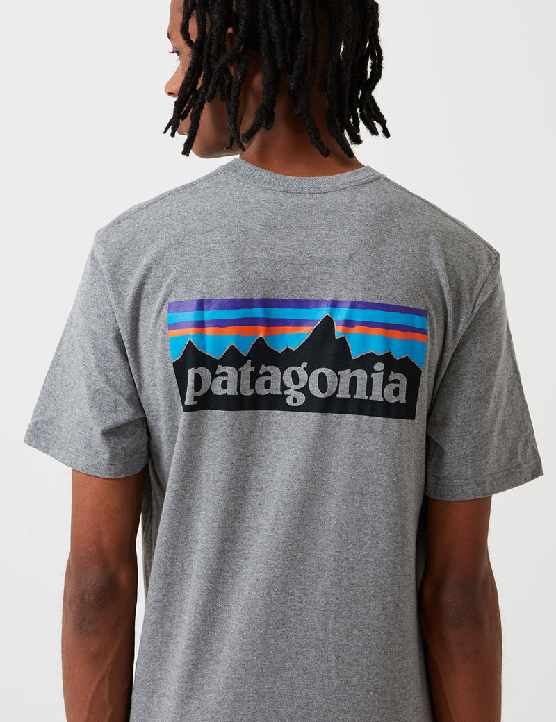 T-Shirt à Poche Logo Patagonia P-6 - Gravel Heather Grey