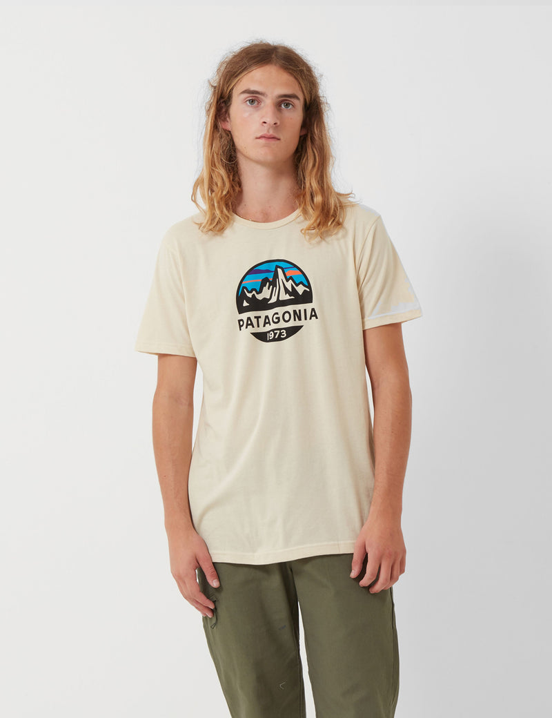 パタゴニアフィッツロイスコープオーガニックTシャツ-オイスターホワイト
