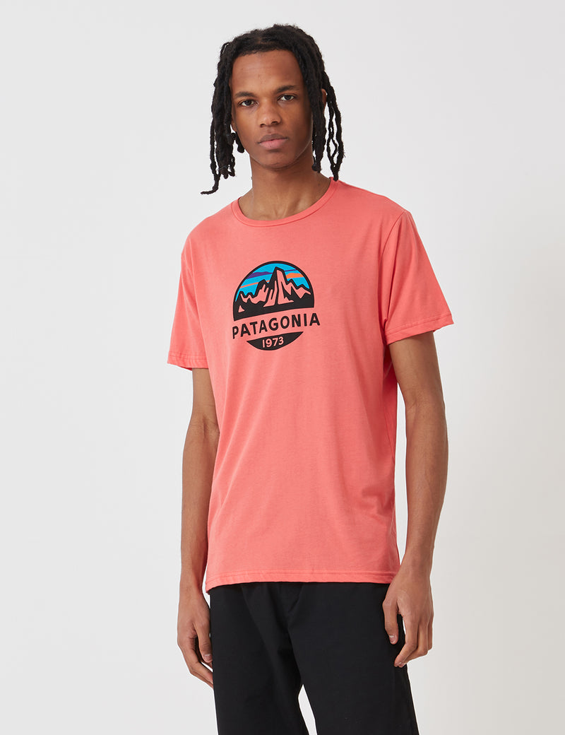パタゴニアフィッツロイスコープオーガニックTシャツ-スパイスコーラルレッド