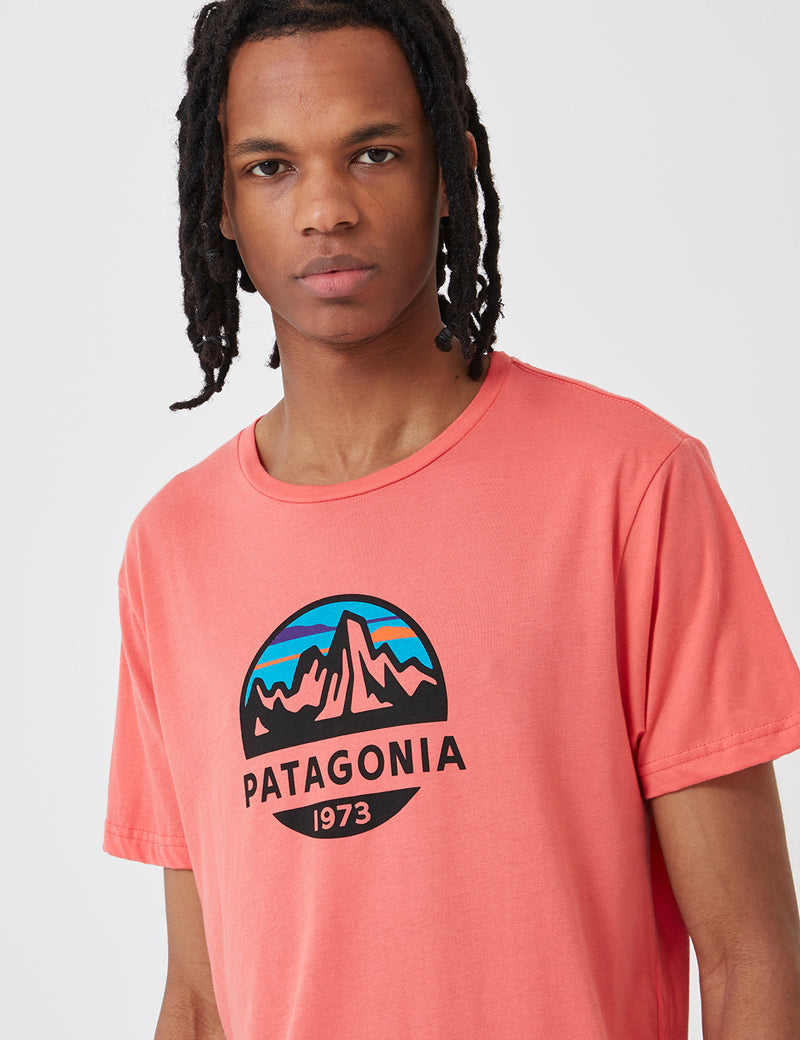 パタゴニアフィッツロイスコープオーガニックTシャツ-スパイスコーラルレッド