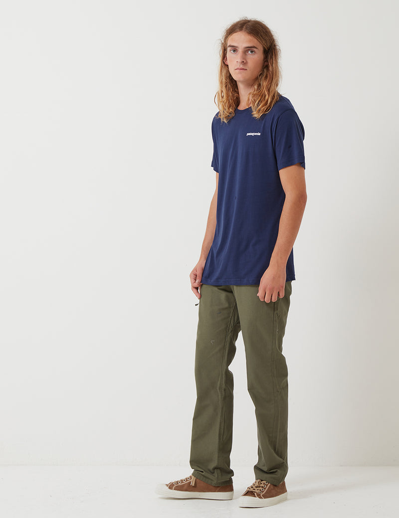 パタゴニアP-6ロゴオーガニックTシャツ-クラシックネイビーブルー