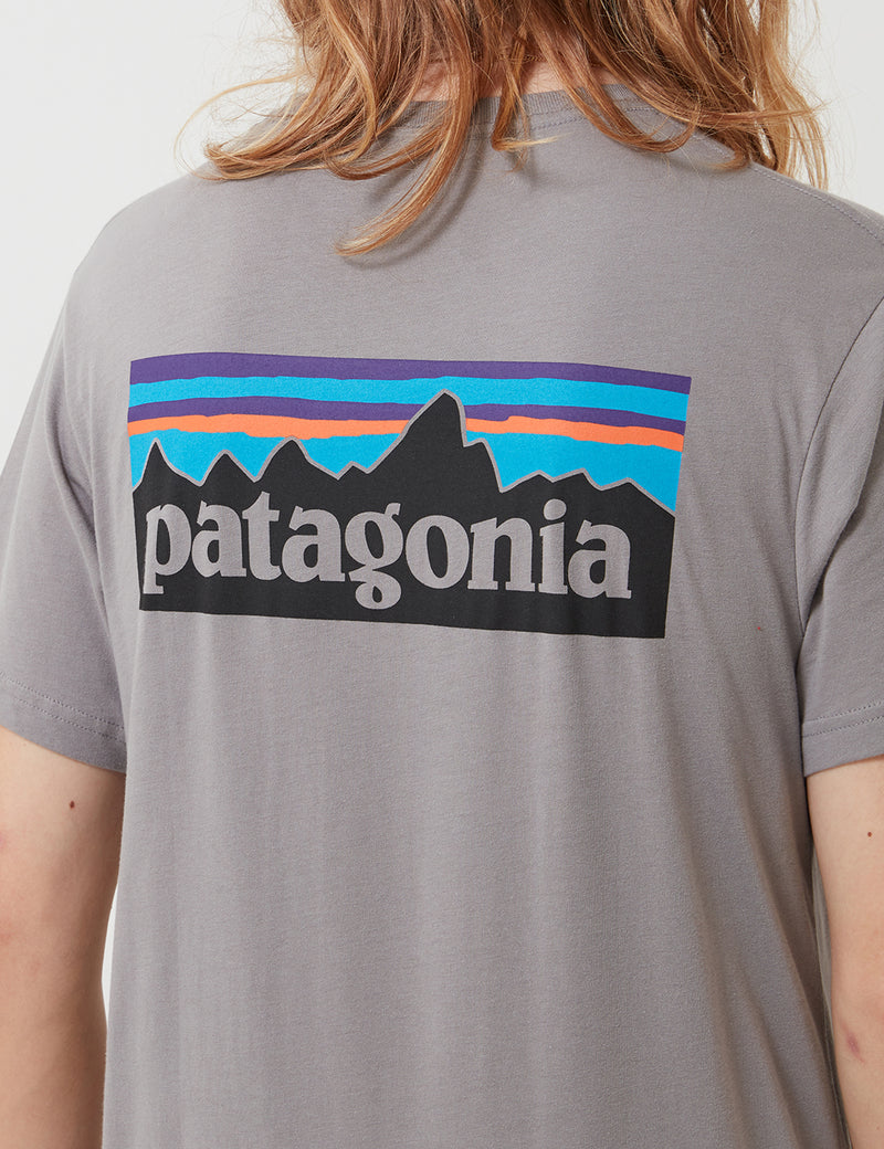 パタゴニアP-6ロゴオーガニックTシャツ-フェザーグレー
