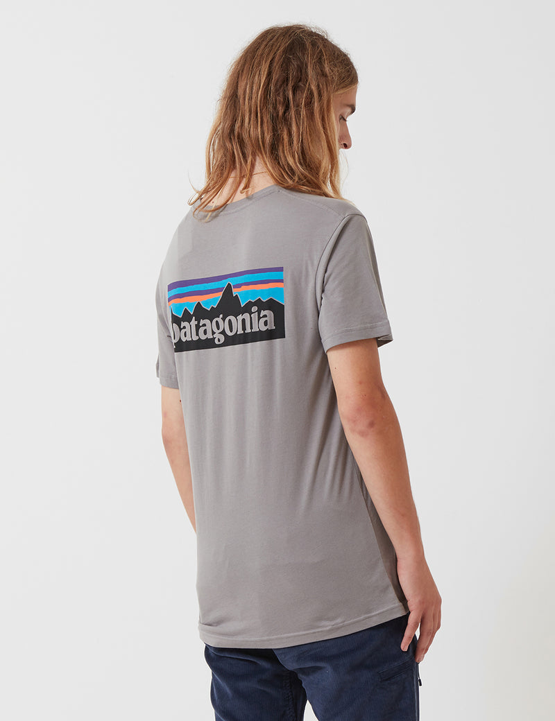 パタゴニアP-6ロゴオーガニックTシャツ-フェザーグレー