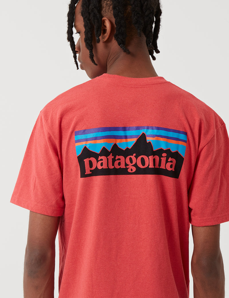 Patagonia P-6 로고 리스폰시 빌리 티 티셔츠-토마토 레드