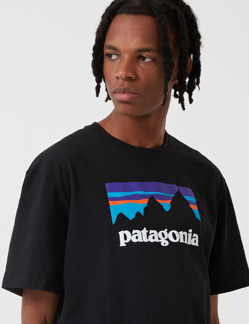 Patagonia Shop-Aufkleber Responsibili-T T-Shirt - Schwarz