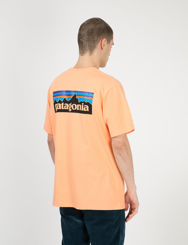 パタゴニアP-6ロゴポケットレスポンシビリ-Tシャツ-ピーチシャーベットオレンジ