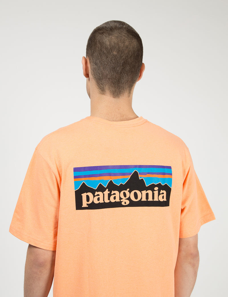 パタゴニアP-6ロゴポケットレスポンシビリ-Tシャツ-ピーチシャーベットオレンジ