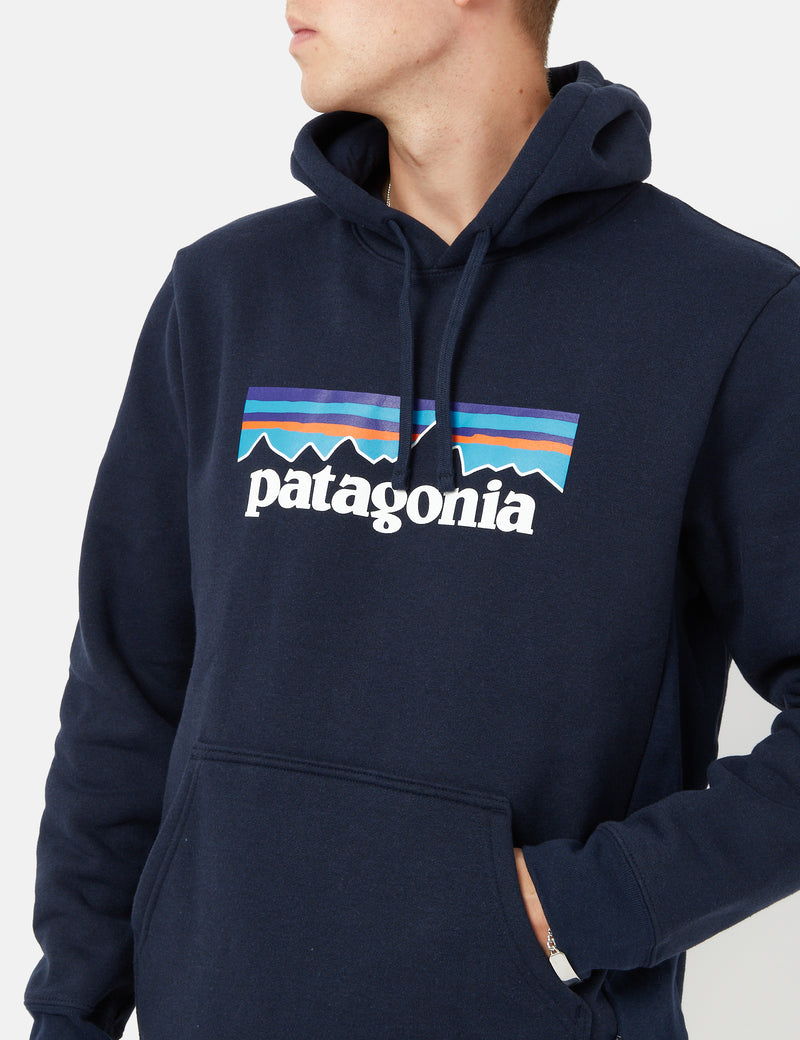 PatagoniaP-6ロゴアップリザルフード付きスウェットシャツ-ニューネイビー