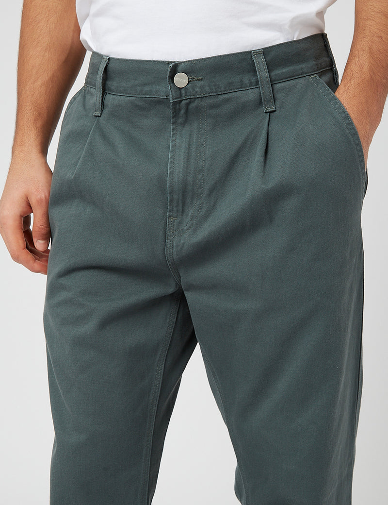 Carhartt-WIPアボットパンツ「ミリントンツイル」（テーパードフィット）-ヘムロックグリーン