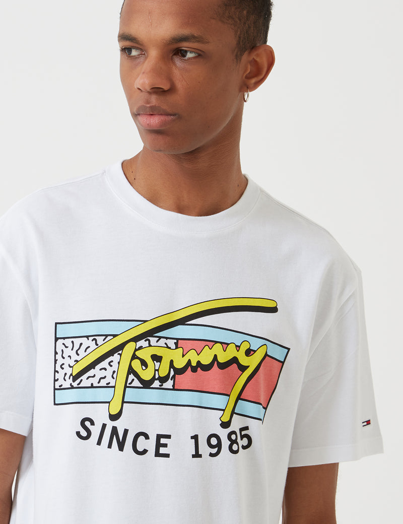 Tommy Hilfiger 네온 스크립트 티셔츠-클래식 화이트