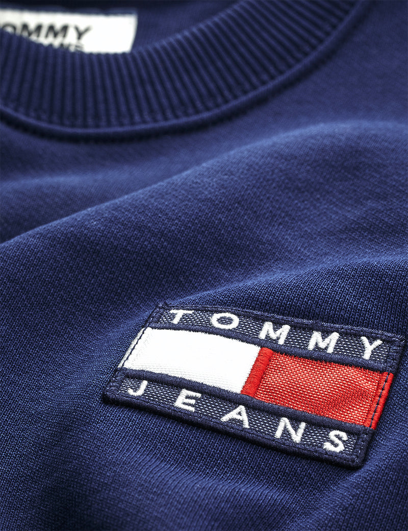 Tommy Jeans 배지 로고 스웨트 셔츠-블랙 아이리스/네이비