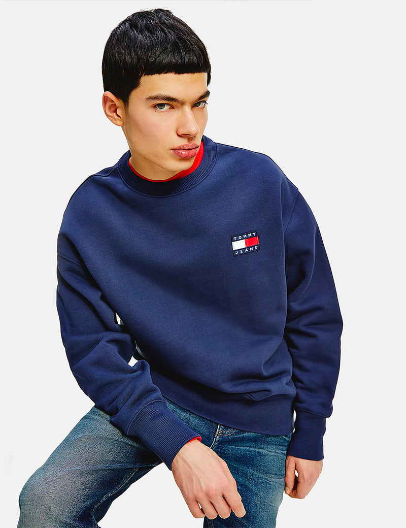 Tommy Jeans Abzeichen Logo Sweatshirt (Entspannt) - Marineblau