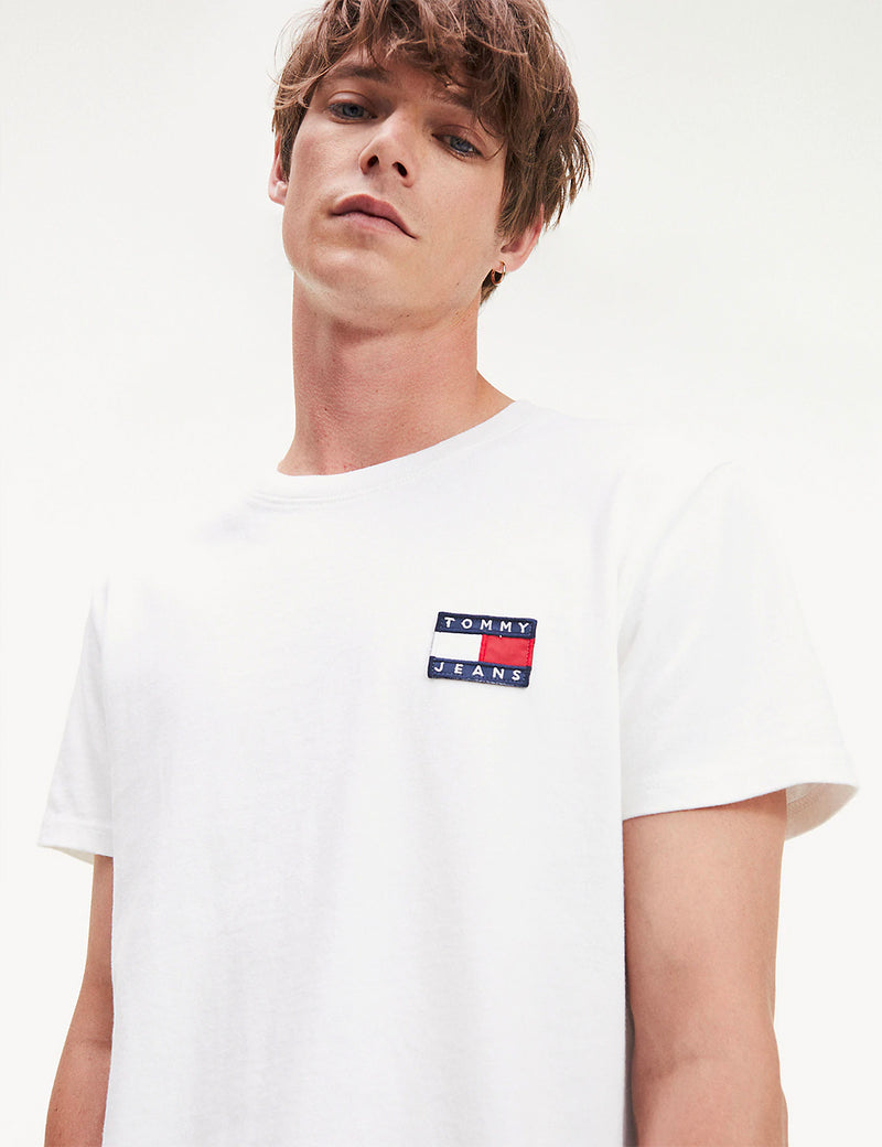 Tommy Jeans-Abzeichen-Logo-T-Shirt - Klassische