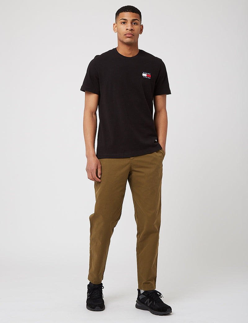 Tommy Jeans 배지 로고 티셔츠 (오가닉 코튼)-블랙