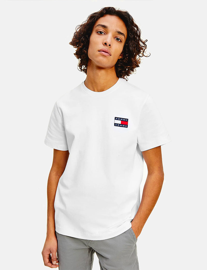 Tommy Jeans Abzeichen Logo T-Shirt (Bio-Baumwolle) - Weiß