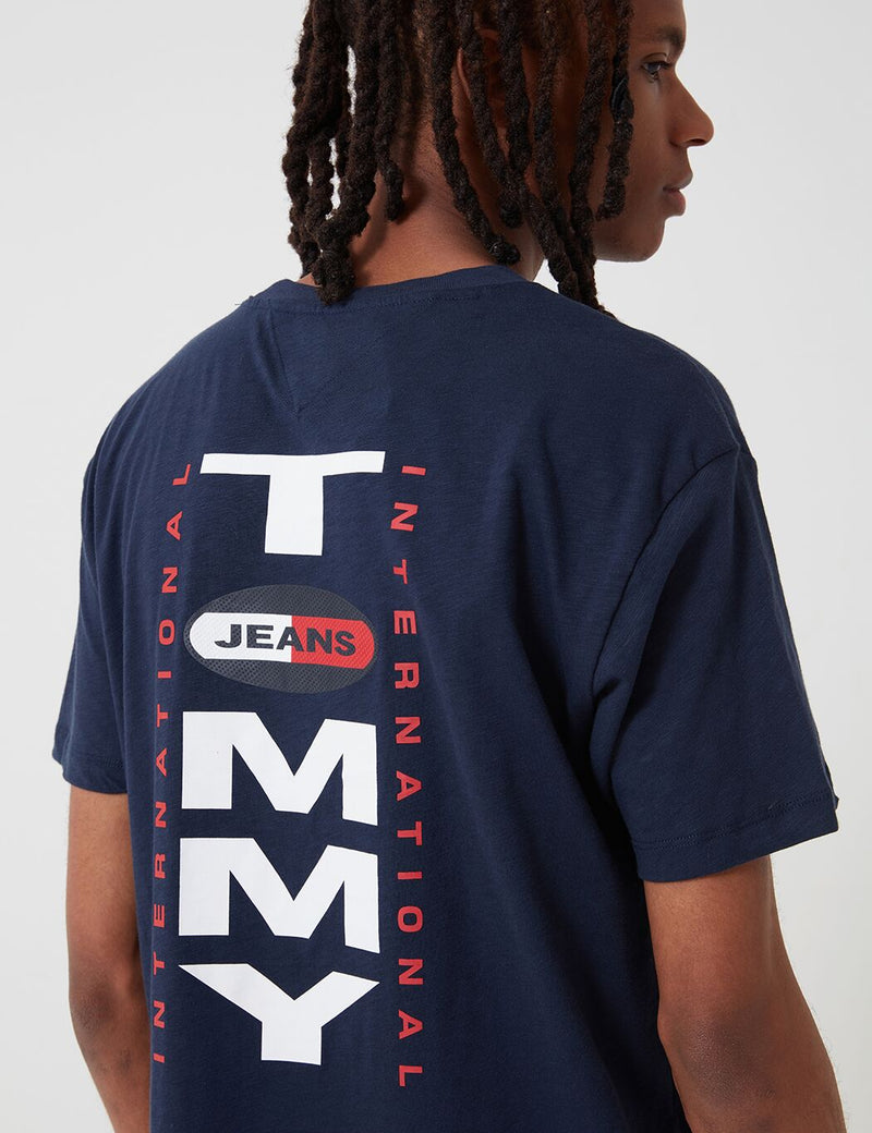 Tommy Jeans 버티컬 백 로고 티셔츠 (오버 사이즈 핏)-트와 일 라잇 네이비