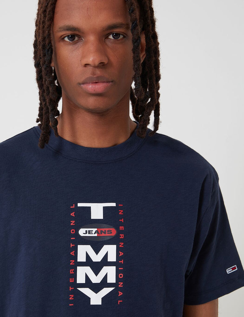 Tommy Jeans 버티컬 백 로고 티셔츠 (오버 사이즈 핏)-트와 일 라잇 네이비