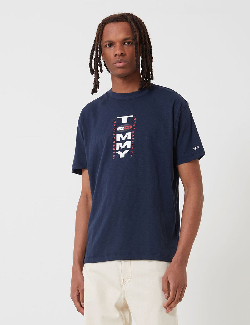Tommy JeansバーティカルバックロゴTシャツ（オーバーサイズフィット）-トワイライトネイビー