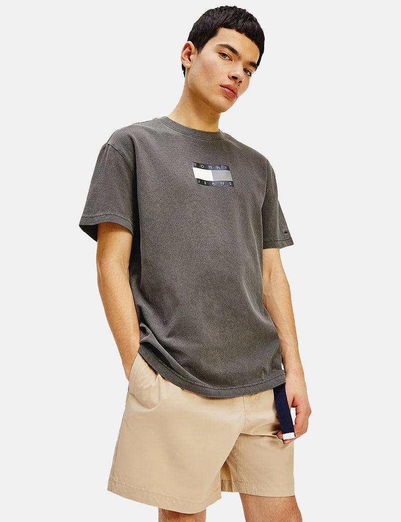Tommy Jeans T-Shirt mit farblich abgestimmter Flagge - Schwarz