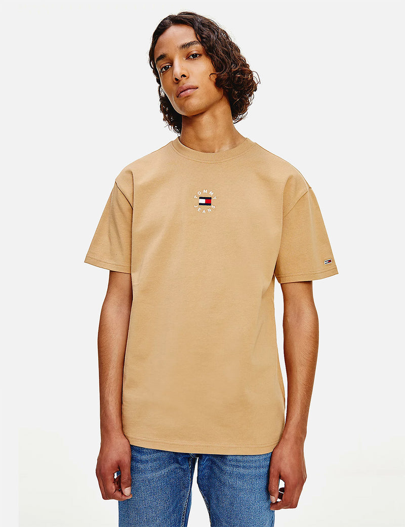 Tommy Jeans T-Shirt mit rundem Logo - Klassisch Khaki