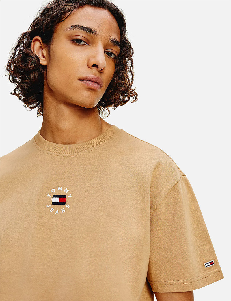 Tommy Jeans T-Shirt mit rundem Logo - Klassisch Khaki