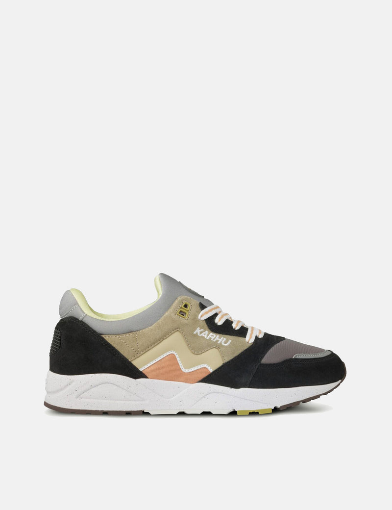 Karhu Aria (F803053) - Jet Black/Taos Taupe