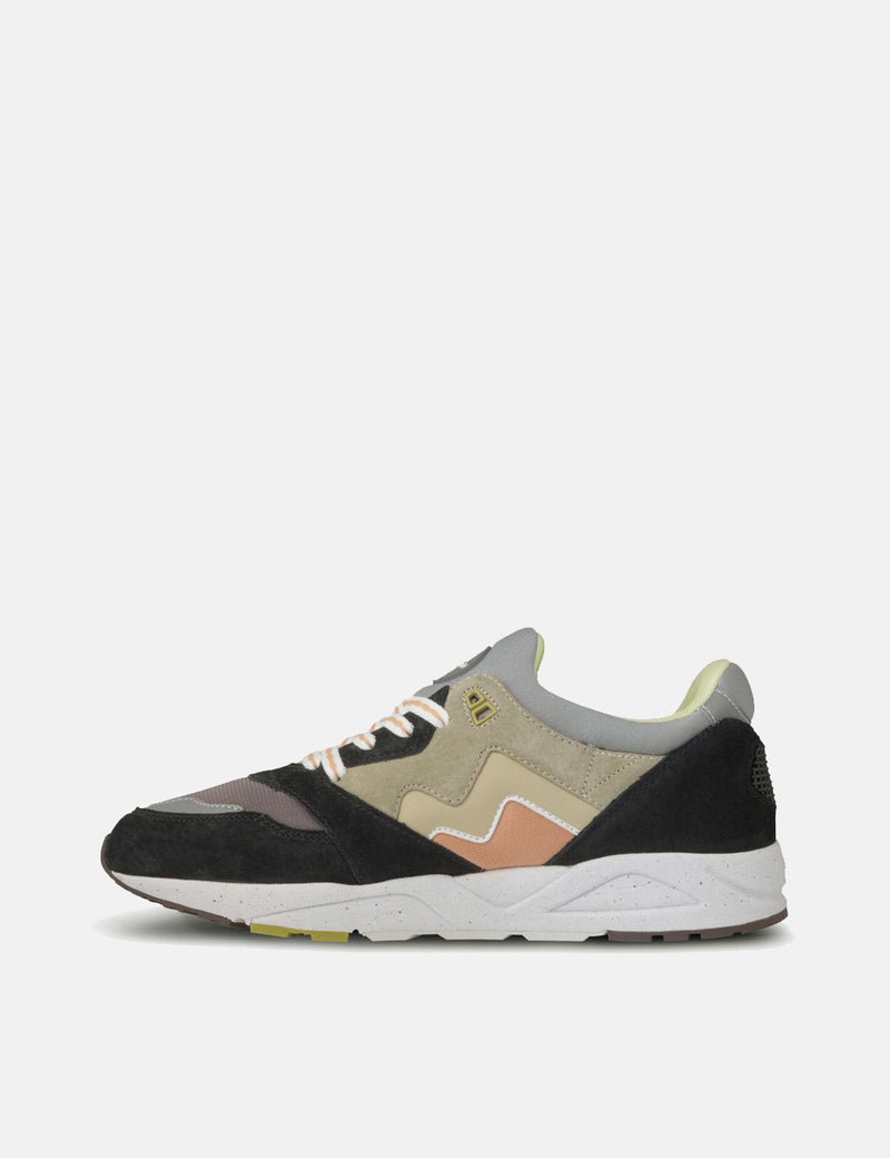 Karhu Aria (F803053) - Jet Black/Taos Taupe