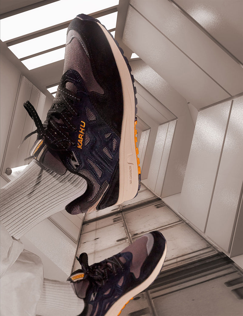 Karhu Legacy 96（F806023）-ジェットブラック/墨汁