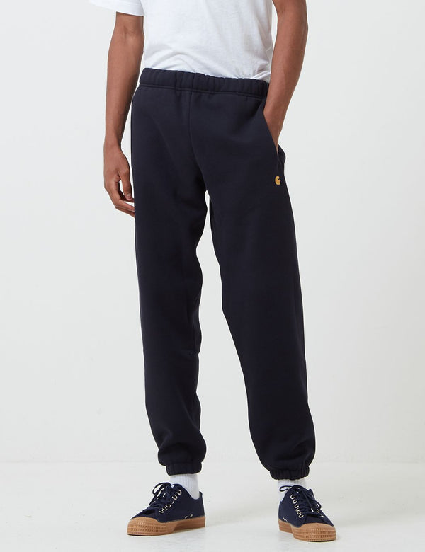 Pantalon de survêtement Carhartt-WIP Chase - Dark Navy/Gold