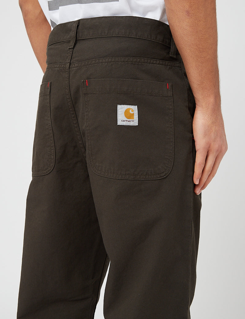 Carhartt-WIPウェズリーパンツ（レギュラー、テーパー）-ストームクラウドブラウン