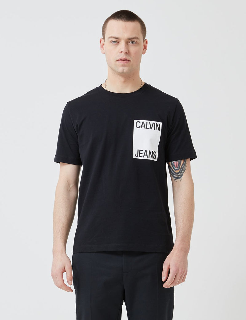 カルバンクラインボックスチェストロゴTシャツ-ブラック