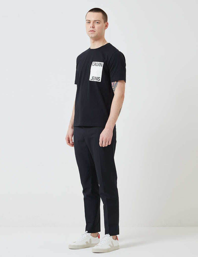 Calvin Klein 박스 체스트 로고 티셔츠-블랙