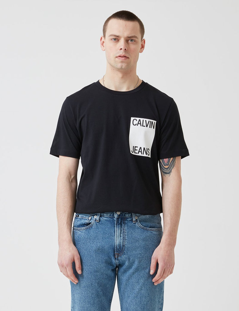 カルバンクラインボックスチェストロゴTシャツ-ブラック