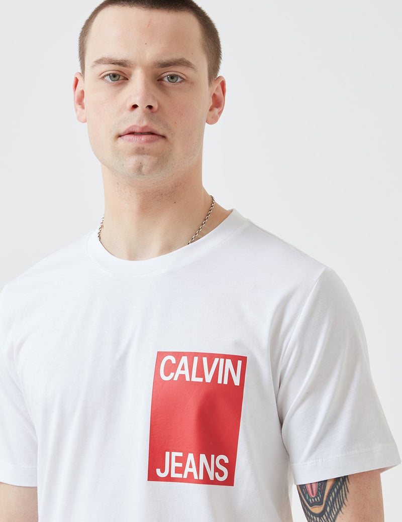 Calvin Klein 박스 체스트 로고 티셔츠-화이트