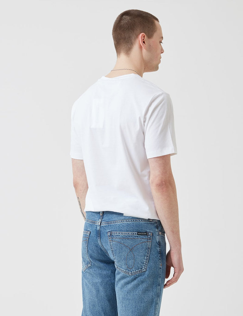 カルバンクラインボックスチェストロゴTシャツ-ホワイト