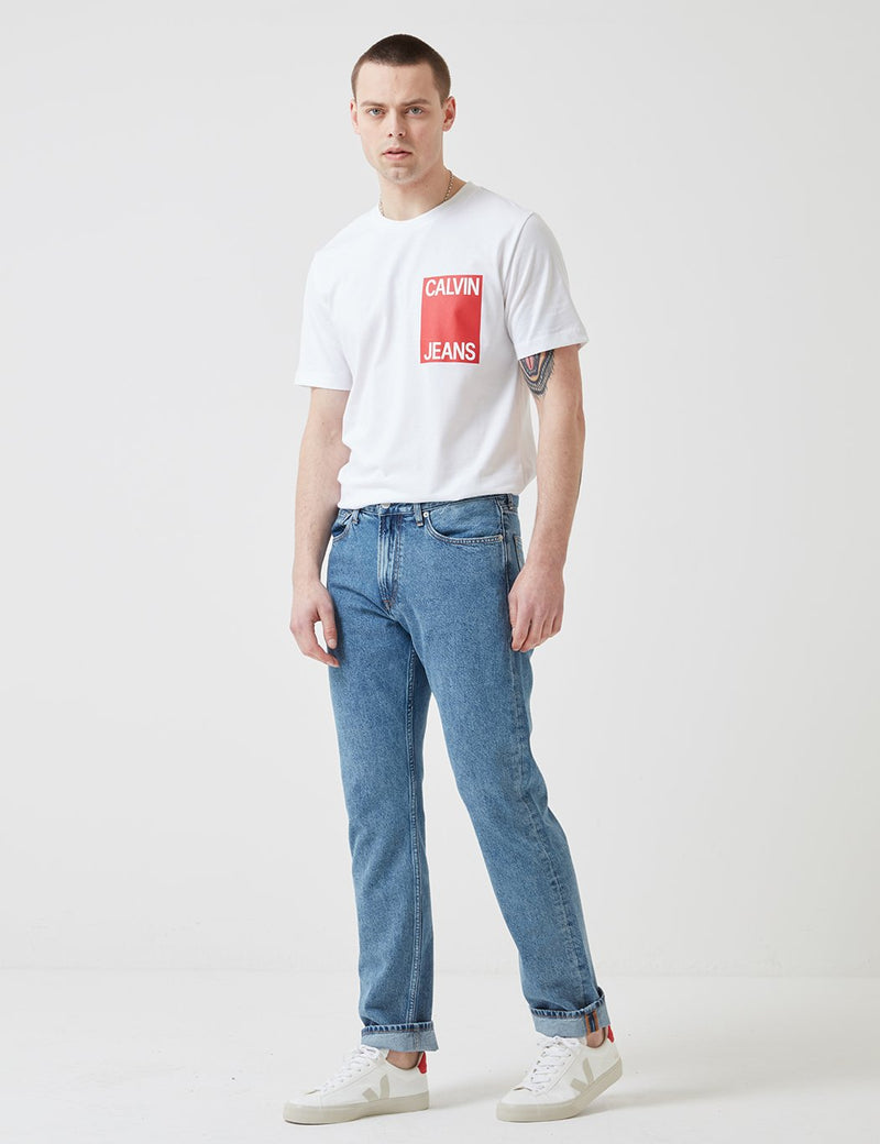 カルバンクラインボックスチェストロゴTシャツ-ホワイト