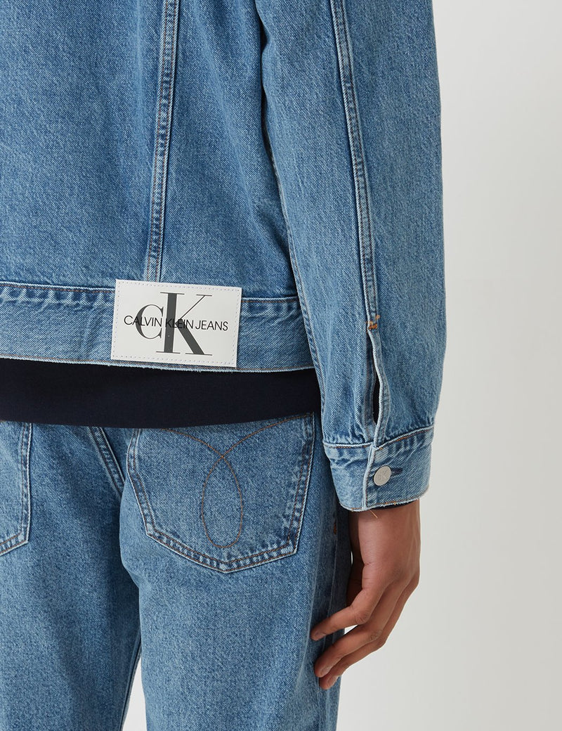 Calvin Klein Oversized Iconic Omega Trucker Mid Stone URBAN EXCESS