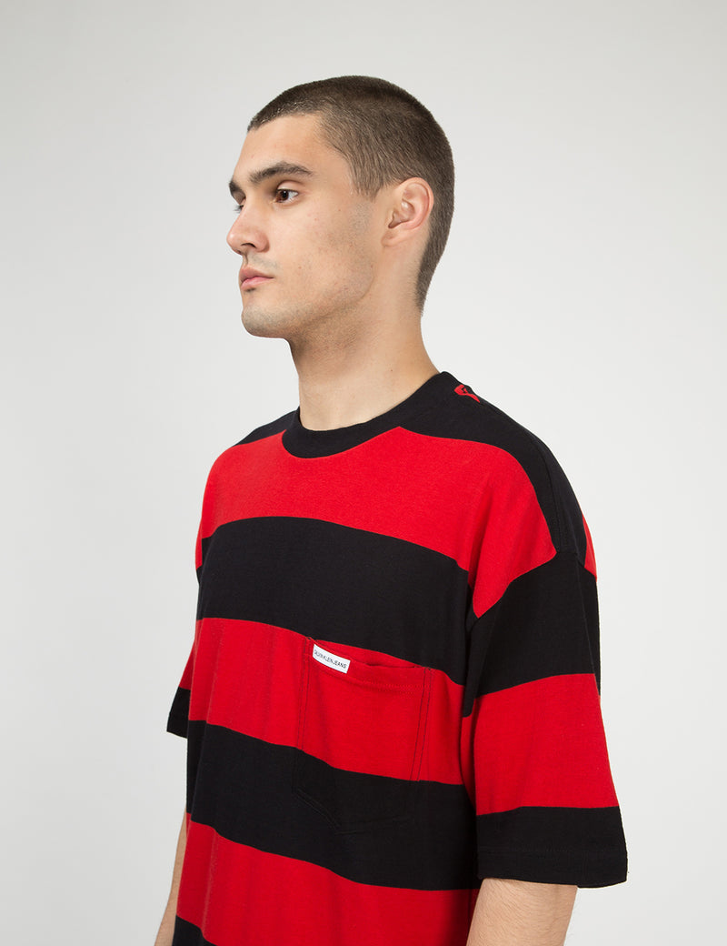 Calvin Klein Relaxed Block-Streifen-T-Shirt - Schwarz / Rot Racing