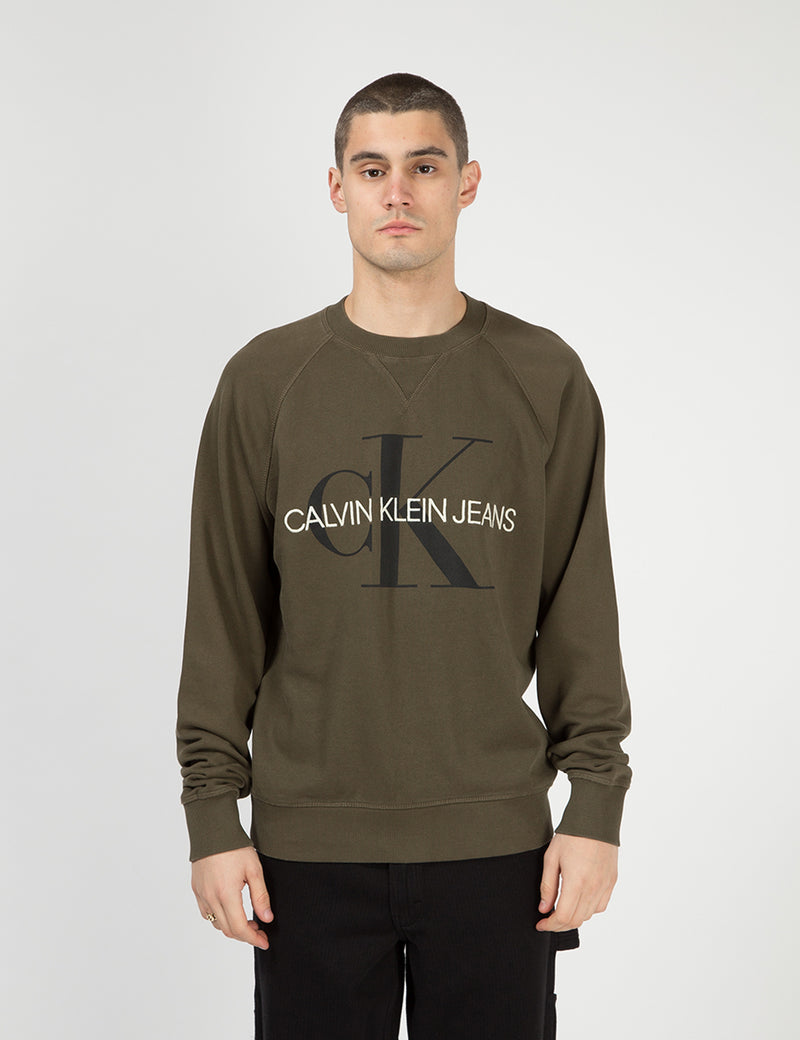 Calvin Klein 모노그램 로고 스웨트 셔츠-Grape Leaf Green