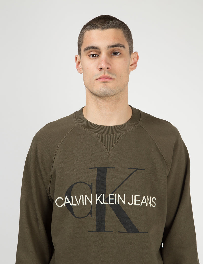 Calvin Klein 모노그램 로고 스웨트 셔츠-Grape Leaf Green