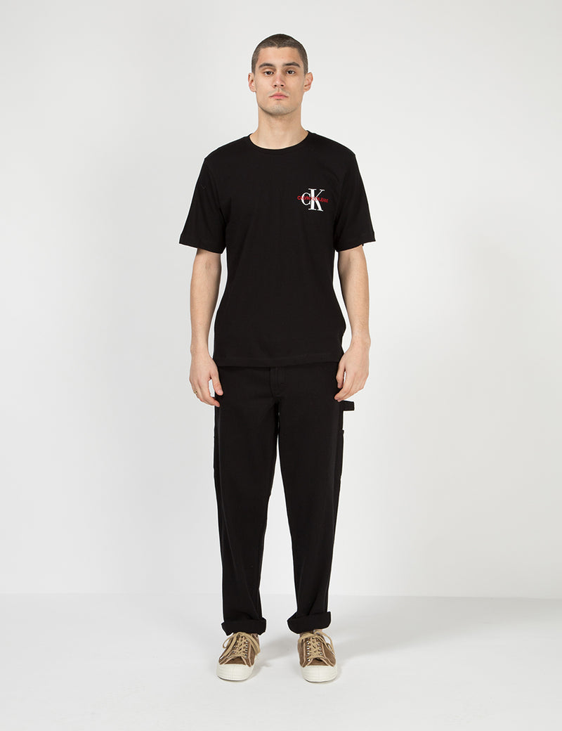 Calvin Klein 모노그램 체스트 로고 티셔츠-블랙
