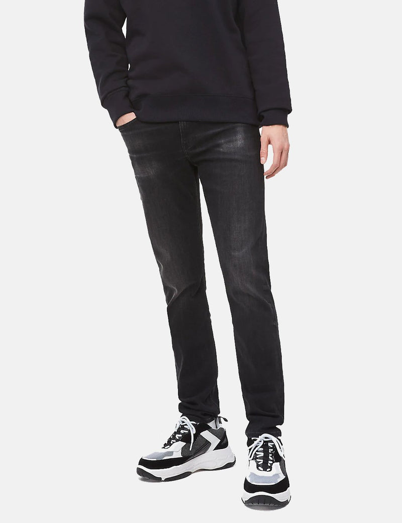 Calvin Klein CKJ 058 (Slim Taper) Jean - Black