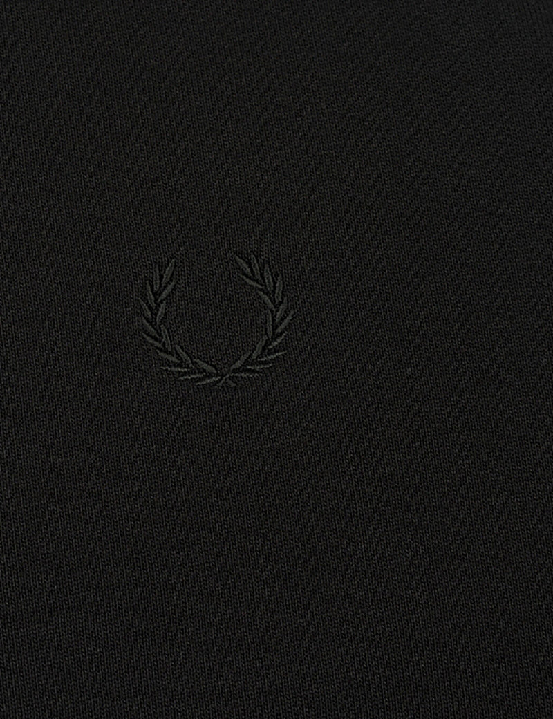 フレッドペリーローレル特大ロゴスウェットシャツ-ブラック
