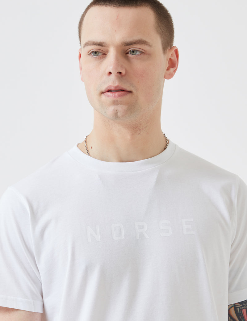 Norse ProjectsNielsスタンダードロゴTシャツ-ホワイト